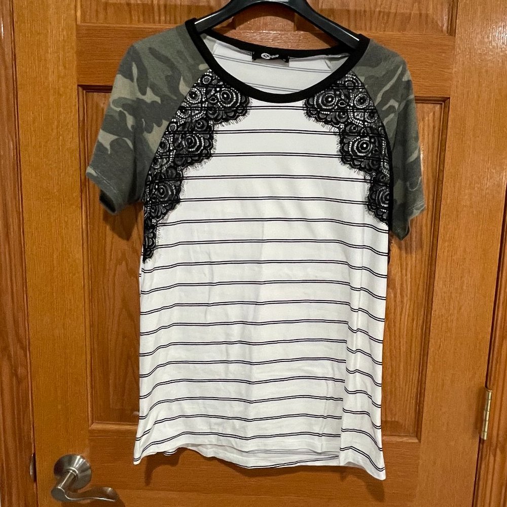 ROGUE SOCIETY Women's Plus 2X Short Sleeve Striped Camo Sleeve Lace Detail Shirt